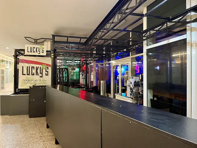 Lucky's Bar