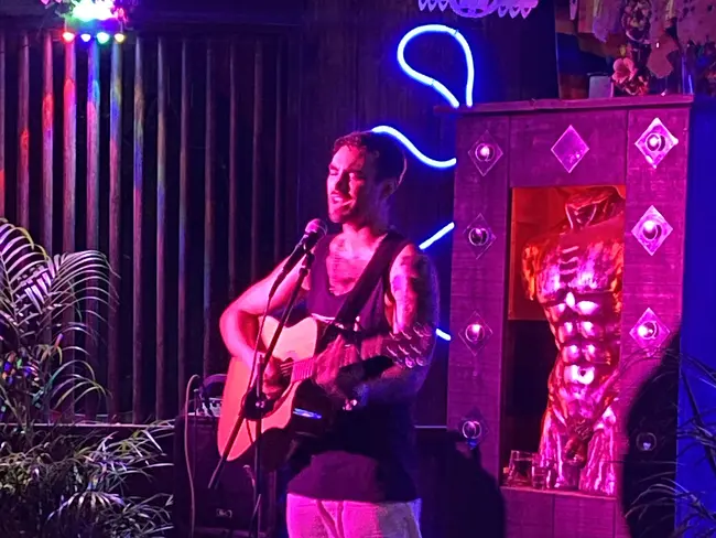 Chizme Gay Bar - Guitarist Singing