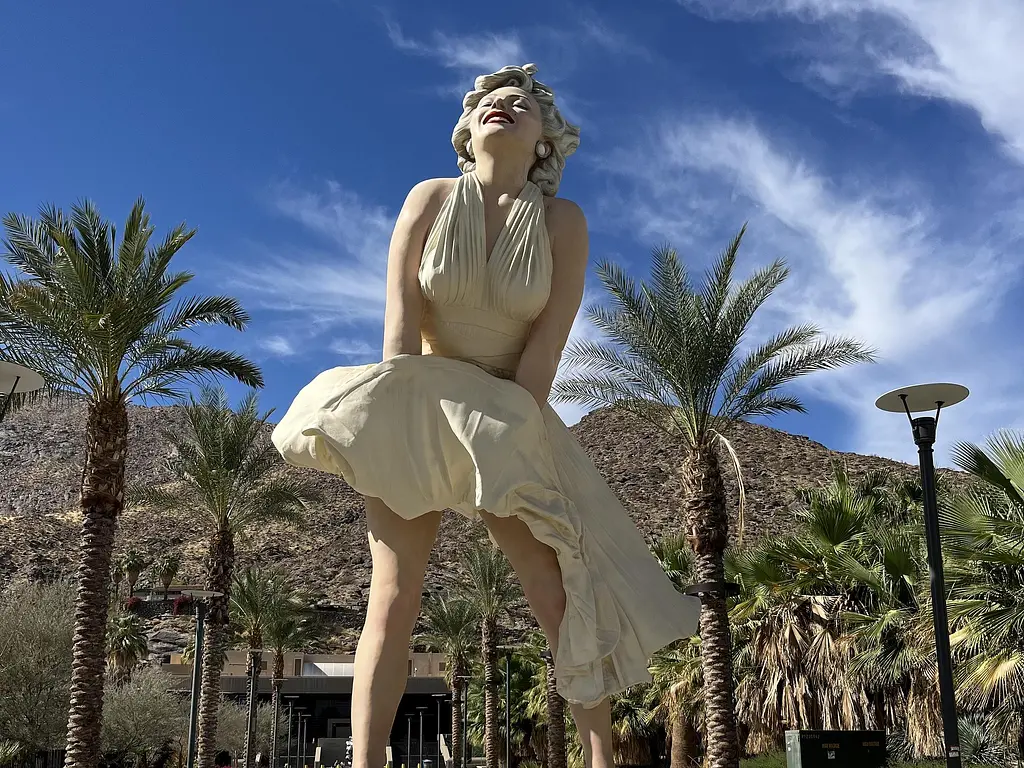 Marilyn Monroe Statue